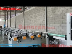 Les boîtes de nourriture font la queue.